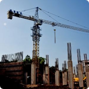 grue de construction dans une ville